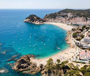 Situada entre la ciudad de Barcelona y la frontera francesa, Tossa es una antigua población de pescadores con un gran bagaje histórico, hoy convertida en conocido destino turístico de la Costa Brava. Aquí encontraréis toda la información necesaria para descubrir y disfrutar Tossa de Mar. Es un verdadero museo al aire libre. Sus vestigios prehistóricos dan paso a una Turissa romana, a una Tursa medieval y a una Tossa moderna convertida primero en refugio de artistas e intelectuales y más tarde en generosa anfitriona de turistas y visitantes. 