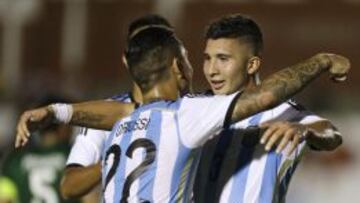 Cardozo (derecha) celebra el tercer gol de argentina con sus compa&ntilde;eros de equipo. 