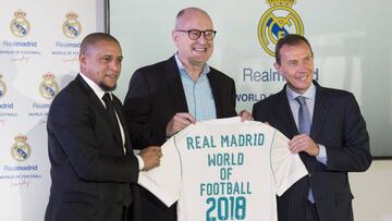 GRA227. MADRID, 19/06/2017.- El director de relaciones institucionales del Real Madrid, Emilio Butrague&ntilde;o (d), el director fundador de IEC Exhibitions, Tony Cochrane (c), y el exfutbolista brasile&ntilde;o Roberto Carlos, durante la presensetaci&oacute;n de la exposici&oacute;n &quot;Real Madrid World of Football, Come Play!&quot;, con la que la entidad blanca pretende expandir su marca, su historia, su cultura, sus valores y su tradici&oacute;n a trav&eacute;s de una experiencia futbol&iacute;stica itinerante interactiva e inmersiva con la que llegar&aacute; a 3,5 millones de personas en los pr&oacute;ximos 5 a&ntilde;os tras firmar un acuerdo de colaboraci&oacute;n con los productores de exposiciones International Entertaiment Consulting (IEC) y TEG. EFE/Luca Piergiovanni