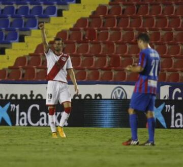 Alegría de Leo Baptistao jugador del Rayo después de marcar el primero de su equipo frente al levante durante el partido de la sexta jornada de Liga en Primera Division que se juega esta noche en el estadio Ciutat de Valencia.