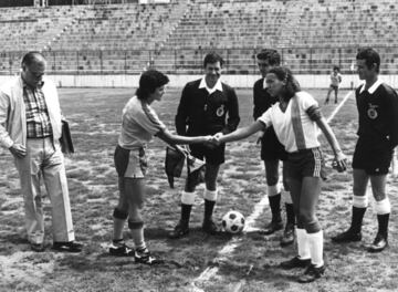 Empezó el 4 de diciembre de 1988 y participaron 9 equipos, de los cuales solo el RCD Espanyol sigue vivo y en primera. Otro fue el Club Femení Barcelona, inicio de lo que hoy es el FC Barcelona. Esta primera liga tuvo 18 jornadas y la ganó el Peña Barcelonista Barcilona Deco Parquet. Desde este año, la Liga femenina no ha dejado de disputarse. Empezó llamándose Liga Nacional Femenina, en 1996 pasó a llamarse División de Honor, en 2001 Superliga Femenina, en 2011 Primera División Femenina y en 2019 Primera División Femenina PRO o RFEF.