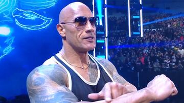 The Rock hace su aparición en RAW Day 1.