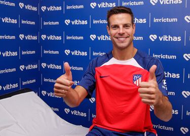 César Azpilicueta pasando el reconocimiento médico durante su presentación como nuevo jugador del Atleti.
