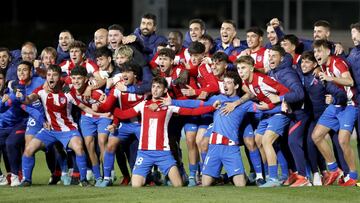 Los jugadores del Atl&eacute;tico celebran su clasificaci&oacute;n en la Youth League. 