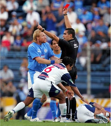 El ‘Colorado’ era un futbolista que utilizaba muy bien su estatura y fuerza física. Como mediocampista era protagonista por robar muchos balones o por propinar varias patadas a sus rivales.