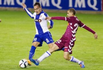 El defensa del R.C.F. Espanyol Abraham González lucha un balón con el centrocampista del Deportivo Alavés Manu Barreiro.