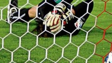 <b>HIGUAÍN PUDO CON LEO.</b> El Atlético perdió de penalti en el último segundo. Higuaín asumió la responsabilidad de tirarlo ante Leo Franco, el portero en activo que más penaltis ha parado en Primera (10 sobre 39). El meta llegó a tocar el balón pero no lo suficiente para rechazarlo y el Madrid se llevó los tres puntos para desesperación del cancerbero rojiblanco.