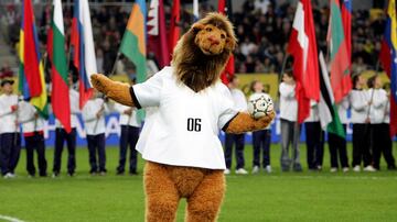 Para Alemania 2006, se eligió a Goleo para ser la mascota oficial del Mundial, un león que llevaba la camiseta blanca de la selección teutona con los números 06 en referencia al año en que se jugaba el certamen. Por su parte, Pille, era un balón parlante que acompañaba a Goleo.