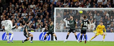 2-0. Fran García asiste a Federico Valverde en el balcón del área. El uruguayo amaga, recorta, se hace hueco y dispara con el interior del pie derecho para colocar el balón en la escuadra izquierda de la portería de Matías Dituro.