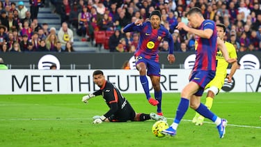 El jugador del Barcelona, Robert Lewandowski, marca el 4-1 al Villarreal. 