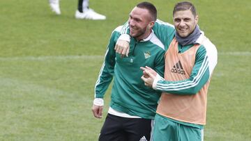 Joaqu&iacute;n y Digard, jugadores del Betis. 