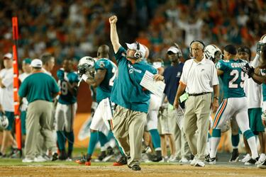 Fue un entrenador sumamente efusivo. Festejaba cada anotaci¨®n, como este gol de campo ante los Colts el 21 de septiembre.