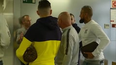El encuentro de Vidal con Iniesta en la práctica del Barcelona