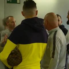El encuentro de Vidal con Iniesta en la práctica del Barcelona