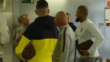 El encuentro de Vidal con Iniesta en la práctica del Barcelona