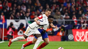 Vinicius recibe un pegajoso marcaje de Azpilicueta en el derbi del pasado mes de enero.