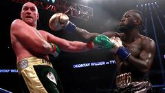 Deontay Wilder lanza un golpe a Tyson Fury durante su combate de diciembre de 2018.