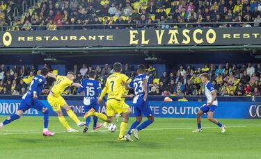 1-1.  Alexander Sörloth recibe en la frontal del área de Gerard Moreno, se prepara y saca un tiro cruzado imparable para Jan Oblak. El balón se cuela por el lado izquierdo del guardameta del Atlético.