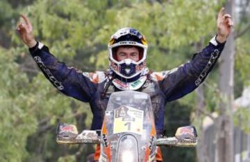 El piloto español Marc Coma del equipo Red Bull KTM Factory Rally celebra con su equipo la victoria en el Dakar 2015 al término de la última etapa de apenas 174 kilómetros entre Rosario y Buenos Aires. Coma (KTM) consiguió hoy su quinta corona del Dakar al finalizar primero en esta séptima edición sudamericana.