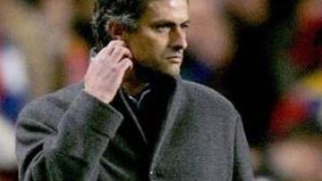 <B>POLÉMICO.</B> Mourinho ha sido noticia desde que llegó al Chelsea por los buenos resultados del equipo y por su carácter polémico.
