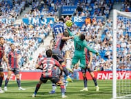SAN SEBASTIÁN, 04/04/2026.- El futbolista de la Real Sociedad Jon Martín (c, arriba) bate la portería de Matthew Ryan (d), para marcar el 1-0 al Levante UD durante el partido de LaLiga EA Sports disputado este sábado en el Estadio de Anoeta de San Sebastián. EFE/Javier Etxezarreta