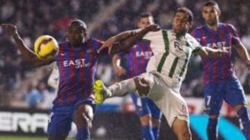 &Iacute;&ntilde;igo L&oacute;pez, del C&oacute;rdoba, pelea por el bal&oacute;n con el centrocampista del Levante, Simao Mate, en el empate en el Nuevo Arc&aacute;ngel (0-0).