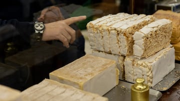 Unos clientes seleccionan un tipo de turrón en la tienda de turrones Casa Mira, a 5 de diciembre de 2022, en Madrid (España). La Coordinadora de Organizaciones de Agricultores y Ganaderos (COAG) ha reclamado a las grandes industrias turroneras, en plena campaña de Navidad, una apuesta decidida por el producto nacional para la elaboración de sus productos, así como una remuneración justa para agricultores y apicultores, que están sufriendo un fuerte incremento de los costes de producción y la caída de sus producciones. De esta forma, denuncian que mientras las grandes empresas turroneras aseguran que han encarecido sus productos alrededor de un 10%, este incremento no se está viendo repercutido en las cotizaciones de almendricultores o apicultores.
05 DICIEMBRE 2022
Eduardo Parra / Europa Press
05/12/2022