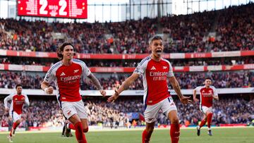 Leandro Trossard celebra un gol con Riccardo Calafiori.