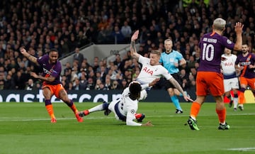 El árbitro Bjorn Kuipers, tras revisar la jugada con el VAR, pitó la mano de Danny Rose.