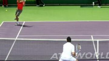 <b>TRIUNFO. </b>Rafa Nadal golpea de revés desde el fondo en el partido de dobles que disputó ayer.