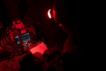 Militares, guardias civiles, parámedicos internacionales, enfermeros españoles, como en la imagen tomando apuntes para no perderse nada y guardar la experiencia. 