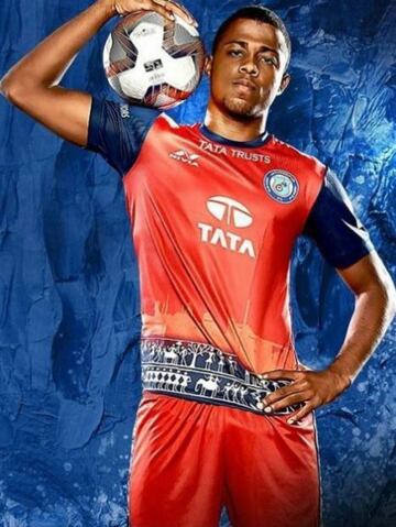 Es la camiseta de local del 2018.
El friso con patrones de cultura india en la parte de inferior de la camiseta la convierten en una de las más feas.