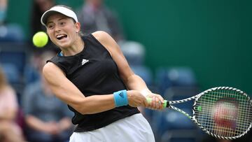 Jelena Ostapenko devuelve una bola ante Petra Martic durante el Nature Valley Classic de Birmingham 2019.