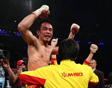 Wisaksil Wangek celebra su victoria ante Román González.