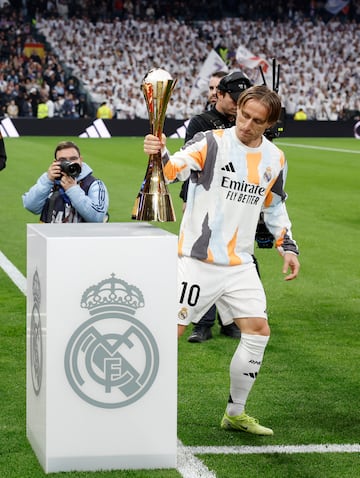 Luka Modric con la Copa Intercontinental.
