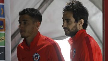 Los jugadores de la seleccion chilena Jorge Valdivia, derecha, y Carlos Carmona durante una conferencia de prensa antes del partido a disputarse contra Argentina por las clasificatorias para el Mundial Rusia 2018, en el complejo Fernando Riera en Santiago