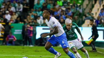 Willer Ditta (L) of Cruz Azul fights for the balll with Diego Rodriguez (R) of Leon during the 7th round match between Leon and Cruz Azul as part of the Liga BBVA MX, Torneo Apertura 2024 at Nou Camp Stadium on September 14, 2024 in Leon, Guanajuato, Mexico.