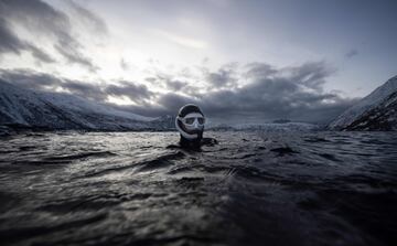 Arthur Guerin-Boeri en el agua antes de sumergirse para encontrar orcas.