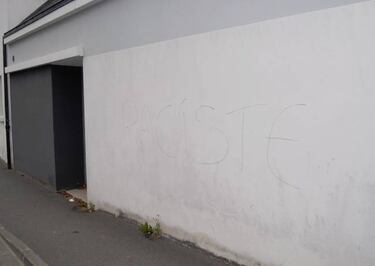 Pintadas en una de las casas
de Deschamps: "Racista"