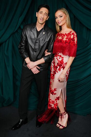 Adrien Brody y Georgina Chapman posan en la alfombra roja de la cena anual Pre-Oscar celebrada en Beverly Hills.