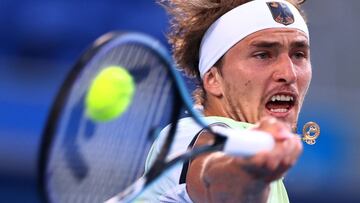 Alexander Zverev devuelve una bola durante su partido ante Karen Khachanov en la final del torneo de tenis de los Juegos Olímpicos de Tokio 2020.