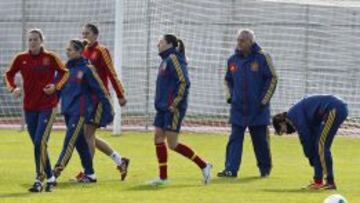 Natalia, Vero Boquete, Jenni, Vicky y Quereda durante un entrenamiento. 