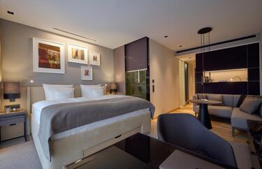 Lujosas habitaciones y suites en el edificio principal y el anexo. Todas las habitaciones se caracterizan por líneas claras, un ambiente confortable con un diseño moderno.
 