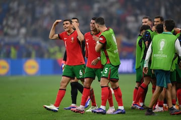 Los jugadores de la selección de Portugal tratan de levantar el ánimo al de Madeira, que llora como un niño, momentos antes de comenzar la segunda parte de la prórroga.