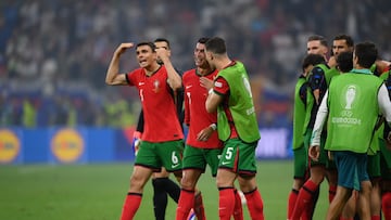 Los jugadores de la selección de Portugal tratan de levantar el ánimo al de Madeira, que llora como un niño, momentos antes de comenzar la segunda parte de la prórroga.
