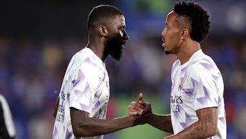 Antonio Rüdiger y Eder Militao se saludan en el calentamiento del partido de Liga contra el Getafe en el Coliseum, en la octava jornada.