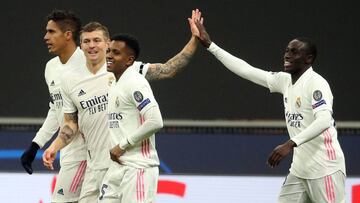 Kroos y Mendy celebran un gol con el Real Madrid.