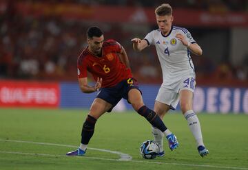 Mikel Merino y McTominay pugnan por el esférico en una jugada del partido.