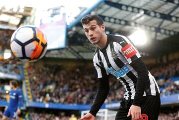 El defensa volvió a dejar dinero en las arcas rojiblancas al fichar por el Newcastle en la temporada 2017-18.