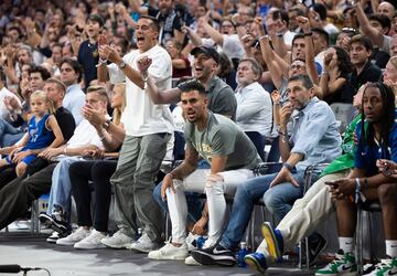 Lucas Vázquez y Dani Ceballos celebran una canasta del Real Madrid de Baloncesto.